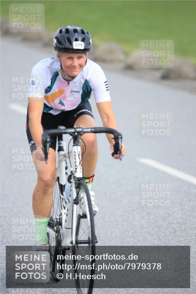 15.06.2025 - 27. Vierlanden-Triathlon H.Heesch http://msf.ph/oto/7979378 15.06.2025 10:32:38 Radfahren 12, 204, 209, 219, 261, 318, 327, 498 meine-sportfotos.de