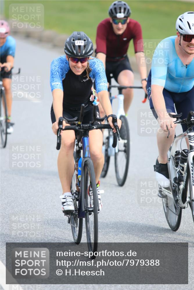 15.06.2025 - 27. Vierlanden-Triathlon H.Heesch http://msf.ph/oto/7979388 15.06.2025 10:32:40 Radfahren 12, 204, 209, 219, 261, 318, 327, 498 meine-sportfotos.de