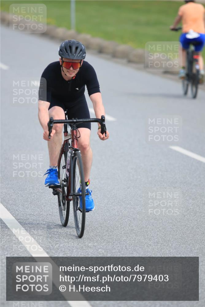 15.06.2025 - 27. Vierlanden-Triathlon H.Heesch http://msf.ph/oto/7979403 15.06.2025 10:32:44 Radfahren 12, 204, 219, 261, 318, 327, 342 meine-sportfotos.de