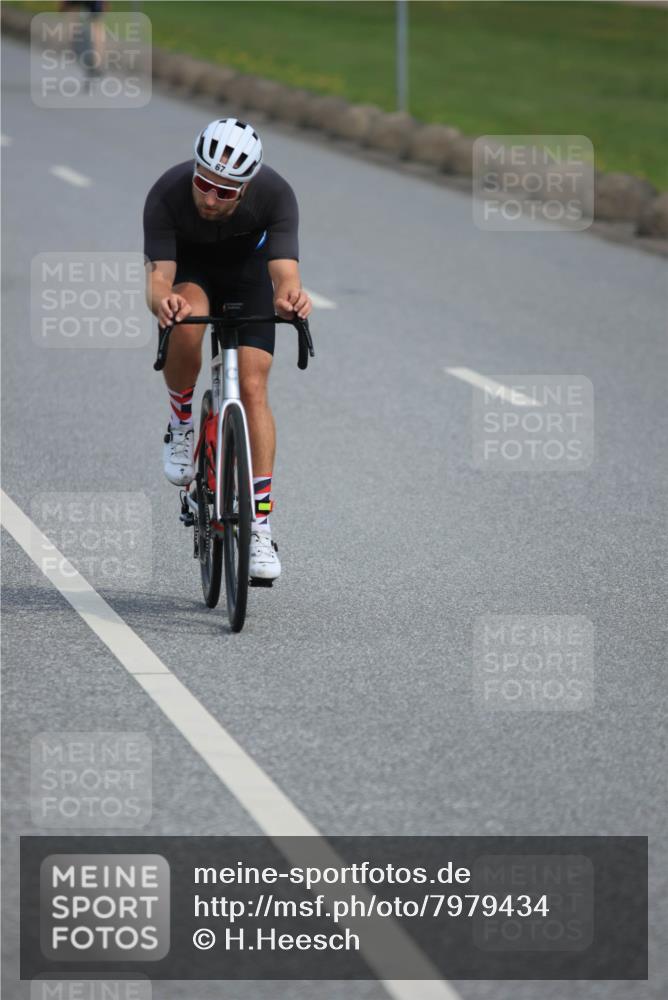 15.06.2025 - 27. Vierlanden-Triathlon H.Heesch http://msf.ph/oto/7979434 15.06.2025 10:33:17 Radfahren 59, 67, 100, 176, 326, 438 meine-sportfotos.de