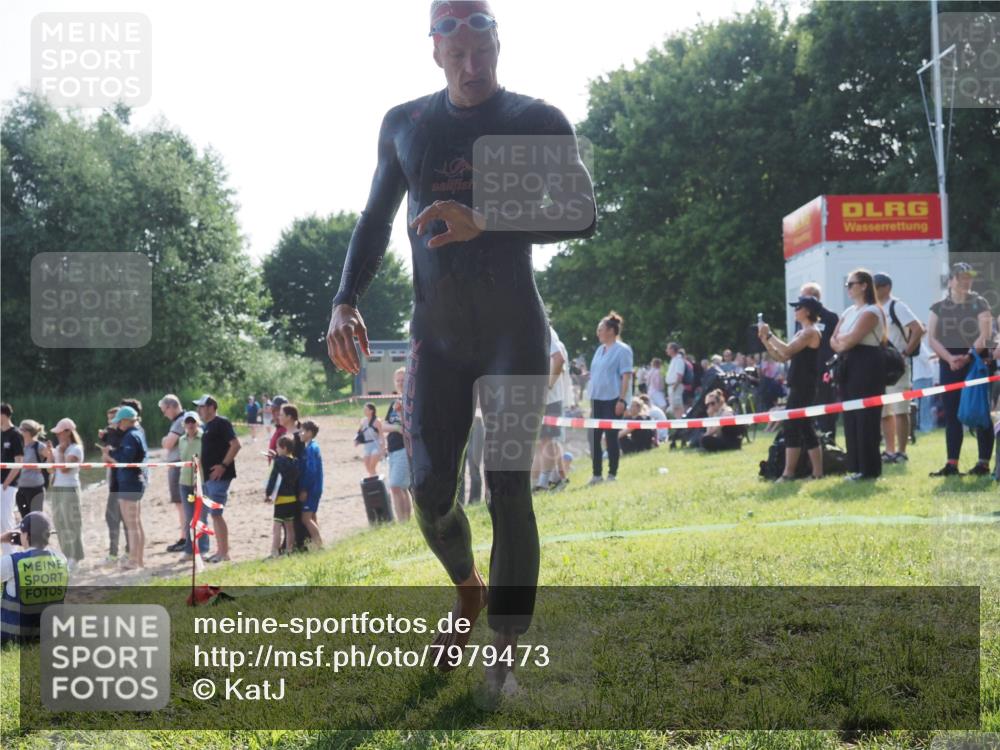 15.06.2025 - 27. Vierlanden-Triathlon KatJ http://msf.ph/oto/7979473 15.06.2025 08:43:25 Schwimmen 11, 102, 148 meine-sportfotos.de