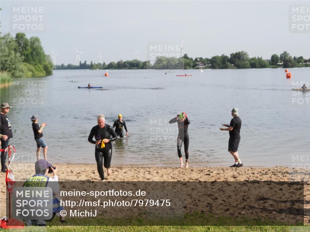 21.06.2025 - 27. Vierlanden-Triathlon MichiJ http://msf.ph/oto/7979475 15.06.2026 08:58:50 Schwimmen 208, 236 meine-sportfotos.de