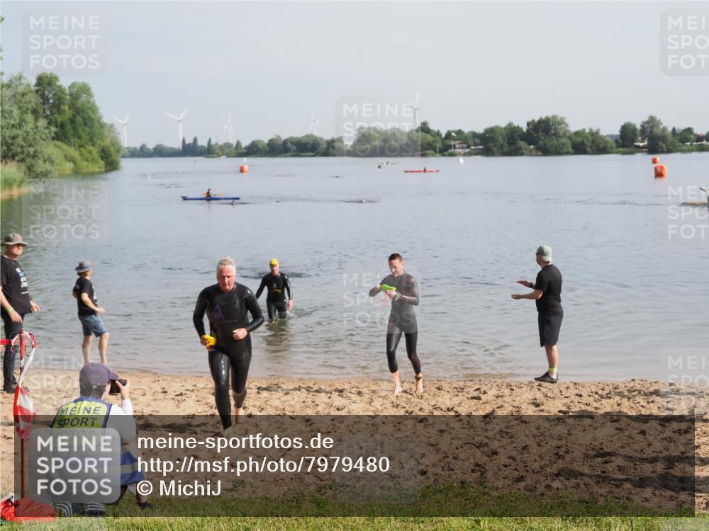 21.06.2025 - 27. Vierlanden-Triathlon MichiJ http://msf.ph/oto/7979480 15.06.2026 08:58:50 Schwimmen 208, 236 meine-sportfotos.de
