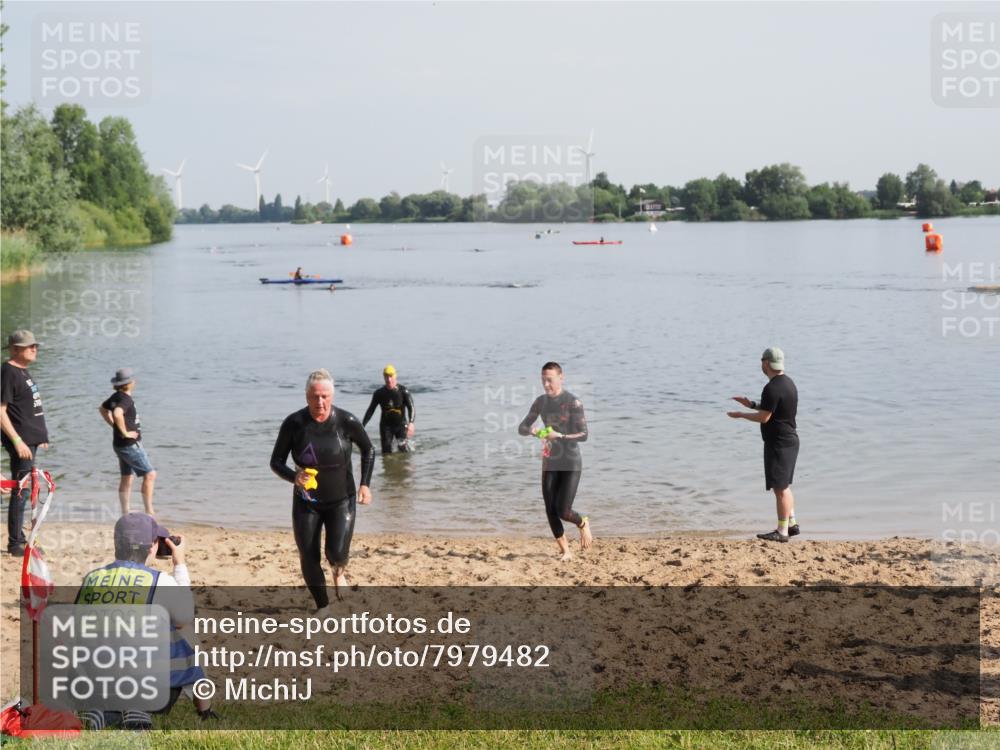21.06.2025 - 27. Vierlanden-Triathlon MichiJ http://msf.ph/oto/7979482 15.06.2026 08:58:50 Schwimmen 208, 236 meine-sportfotos.de