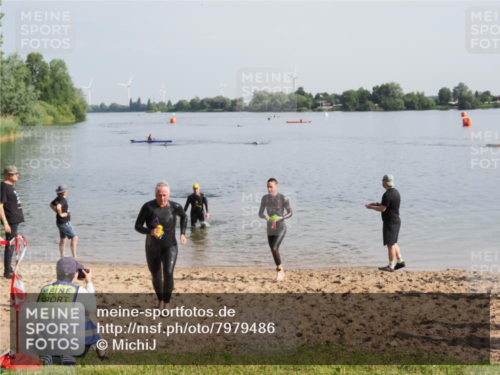 21.06.2025 - 27. Vierlanden-Triathlon MichiJ http://msf.ph/oto/7979486 15.06.2026 08:58:50 Schwimmen 208, 236 meine-sportfotos.de