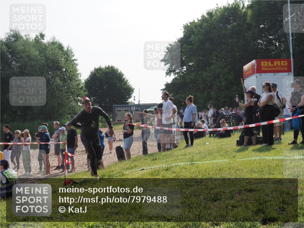 15.06.2025 - 27. Vierlanden-Triathlon KatJ http://msf.ph/oto/7979488 15.06.2025 08:43:28 Schwimmen 11, 102, 148 meine-sportfotos.de