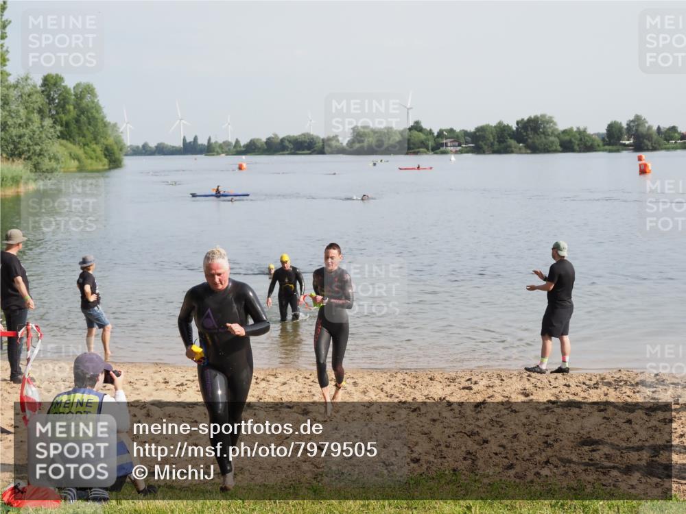 21.06.2025 - 27. Vierlanden-Triathlon MichiJ http://msf.ph/oto/7979505 15.06.2026 08:58:52 Schwimmen 208, 236 meine-sportfotos.de