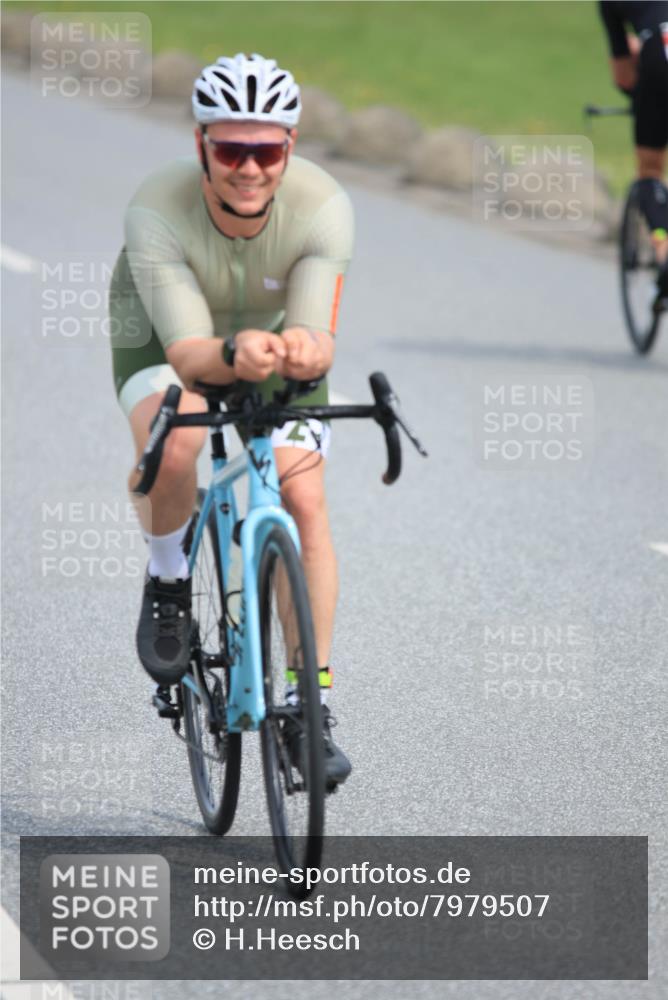 15.06.2025 - 27. Vierlanden-Triathlon H.Heesch http://msf.ph/oto/7979507 15.06.2025 10:33:27 Radfahren 100, 130, 176, 208, 314, 326, 329 meine-sportfotos.de