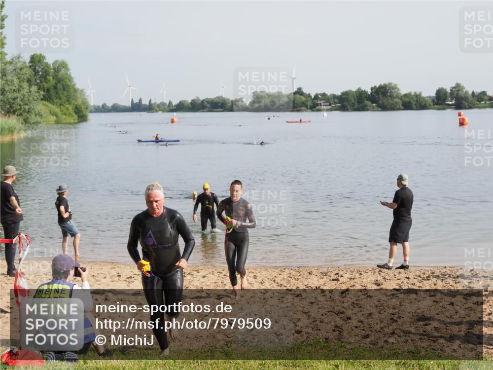 21.06.2025 - 27. Vierlanden-Triathlon MichiJ http://msf.ph/oto/7979509 15.06.2026 08:58:52 Schwimmen 208, 236 meine-sportfotos.de