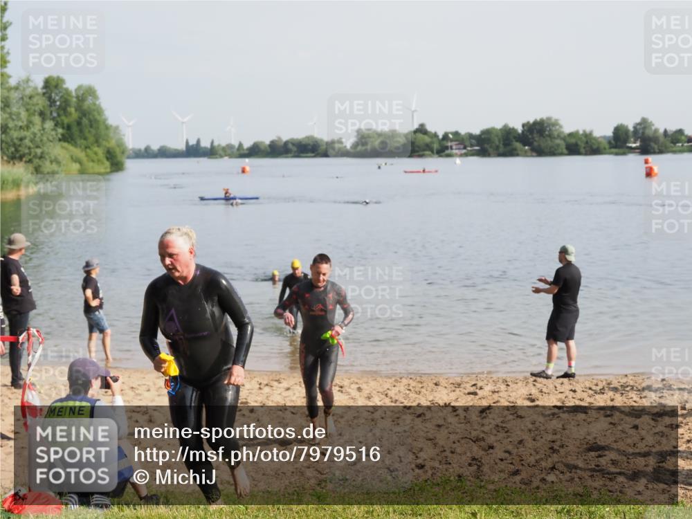 21.06.2025 - 27. Vierlanden-Triathlon MichiJ http://msf.ph/oto/7979516 15.06.2026 08:58:52 Schwimmen 208, 236 meine-sportfotos.de