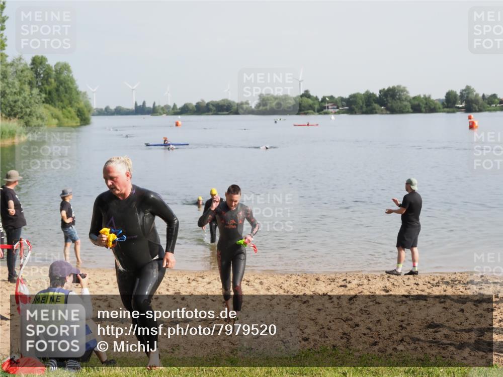21.06.2025 - 27. Vierlanden-Triathlon MichiJ http://msf.ph/oto/7979520 15.06.2026 08:58:53 Schwimmen 208, 235, 236 meine-sportfotos.de