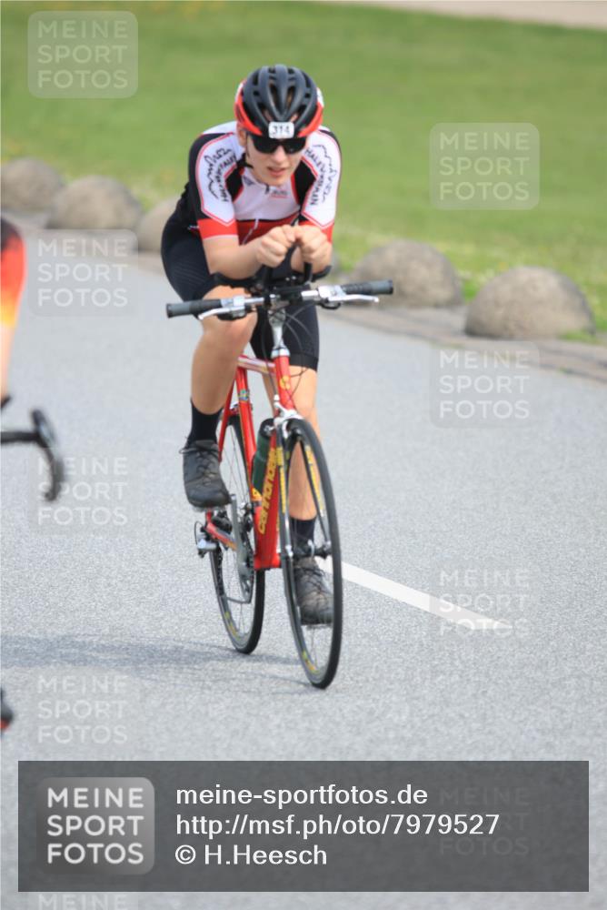 15.06.2025 - 27. Vierlanden-Triathlon H.Heesch http://msf.ph/oto/7979527 15.06.2025 10:33:30 Radfahren 43, 130, 165, 208, 314, 329 meine-sportfotos.de
