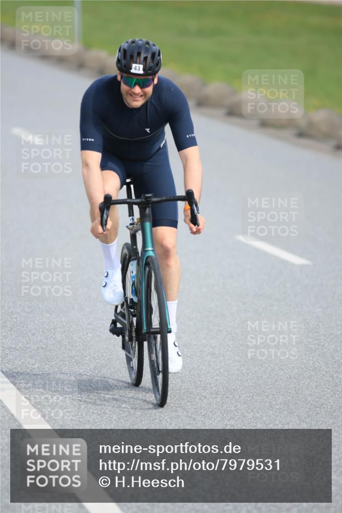15.06.2025 - 27. Vierlanden-Triathlon H.Heesch http://msf.ph/oto/7979531 15.06.2025 10:33:35 Radfahren 43, 165, 208, 314, 322 meine-sportfotos.de