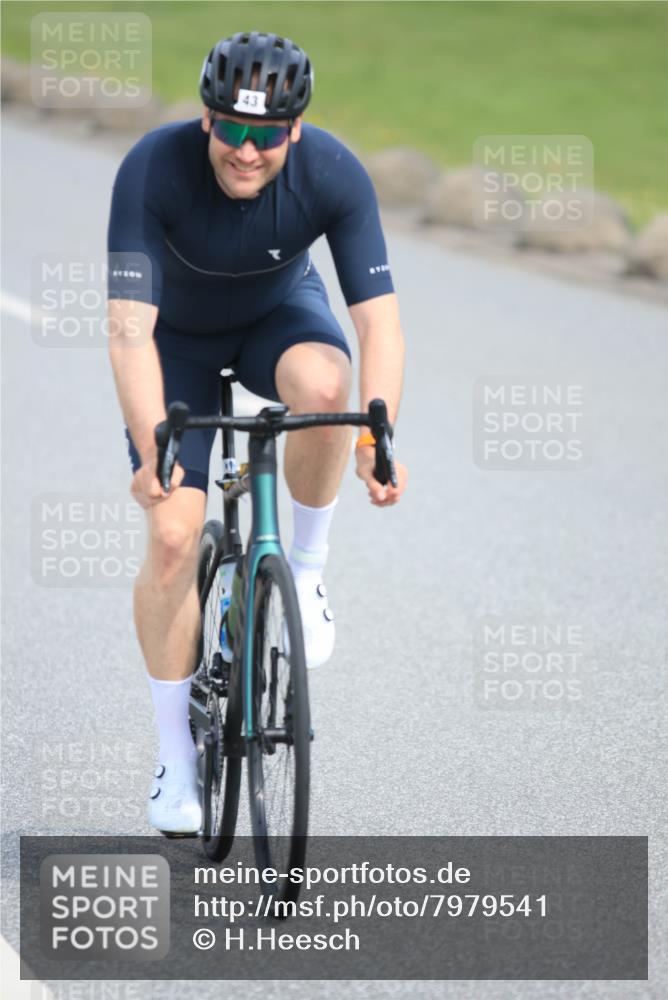 15.06.2025 - 27. Vierlanden-Triathlon H.Heesch http://msf.ph/oto/7979541 15.06.2025 10:33:35 Radfahren 43, 165, 208, 314, 322 meine-sportfotos.de