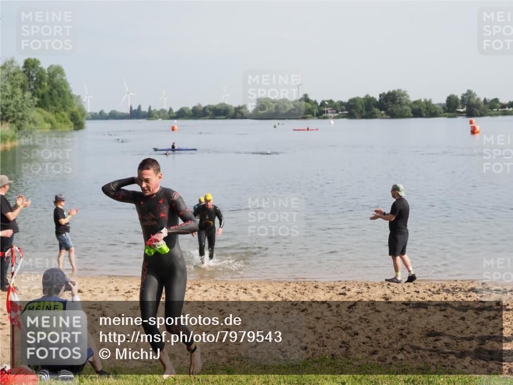 21.06.2025 - 27. Vierlanden-Triathlon MichiJ http://msf.ph/oto/7979543 15.06.2026 08:58:54 Schwimmen 208, 235, 236 meine-sportfotos.de