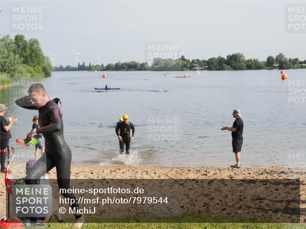 21.06.2025 - 27. Vierlanden-Triathlon MichiJ http://msf.ph/oto/7979544 15.06.2026 08:58:55 Schwimmen 208, 235, 236 meine-sportfotos.de
