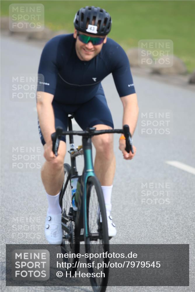 15.06.2025 - 27. Vierlanden-Triathlon H.Heesch http://msf.ph/oto/7979545 15.06.2025 10:33:36 Radfahren 43, 165, 208, 322 meine-sportfotos.de