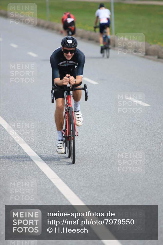 15.06.2025 - 27. Vierlanden-Triathlon H.Heesch http://msf.ph/oto/7979550 15.06.2025 10:33:42 Radfahren 75, 77, 322 meine-sportfotos.de