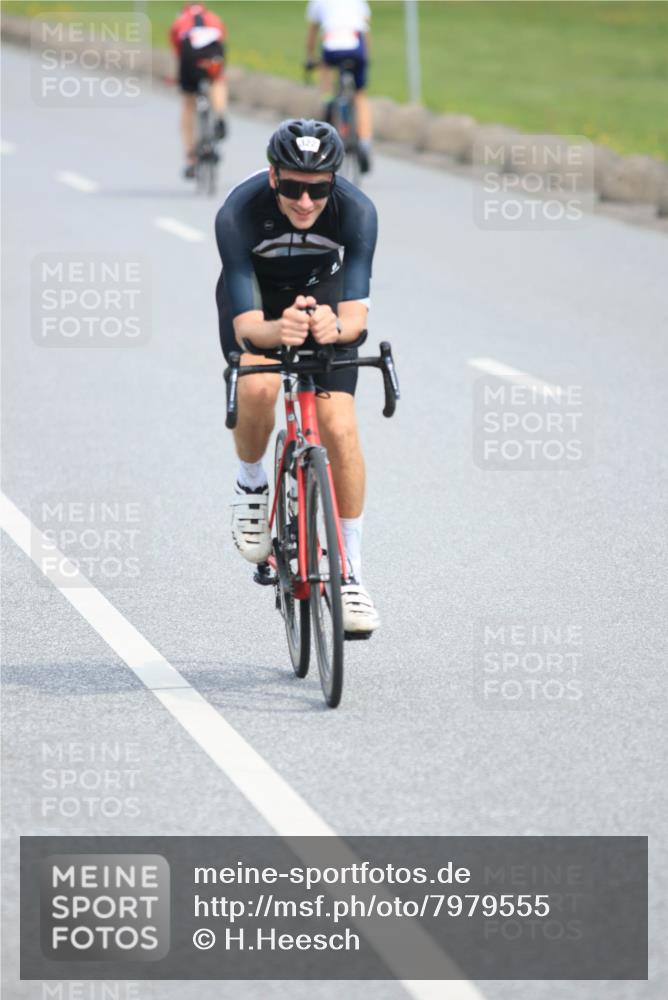 15.06.2025 - 27. Vierlanden-Triathlon H.Heesch http://msf.ph/oto/7979555 15.06.2025 10:33:43 Radfahren 75, 77, 322 meine-sportfotos.de
