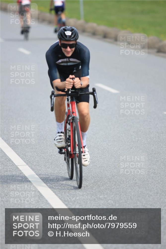 15.06.2025 - 27. Vierlanden-Triathlon H.Heesch http://msf.ph/oto/7979559 15.06.2025 10:33:43 Radfahren 75, 77, 322 meine-sportfotos.de