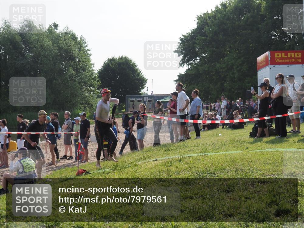 15.06.2025 - 27. Vierlanden-Triathlon KatJ http://msf.ph/oto/7979561 15.06.2025 08:43:35 Schwimmen 65, 74, 148 meine-sportfotos.de