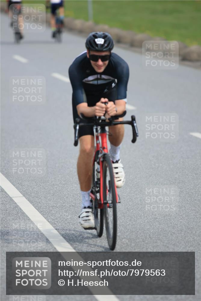 15.06.2025 - 27. Vierlanden-Triathlon H.Heesch http://msf.ph/oto/7979563 15.06.2025 10:33:43 Radfahren 75, 77, 322 meine-sportfotos.de