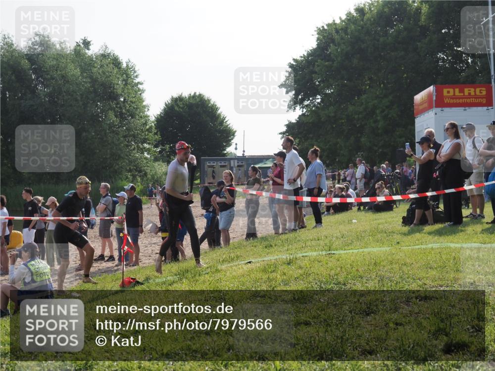 15.06.2025 - 27. Vierlanden-Triathlon KatJ http://msf.ph/oto/7979566 15.06.2025 08:43:35 Schwimmen 65, 74, 148 meine-sportfotos.de