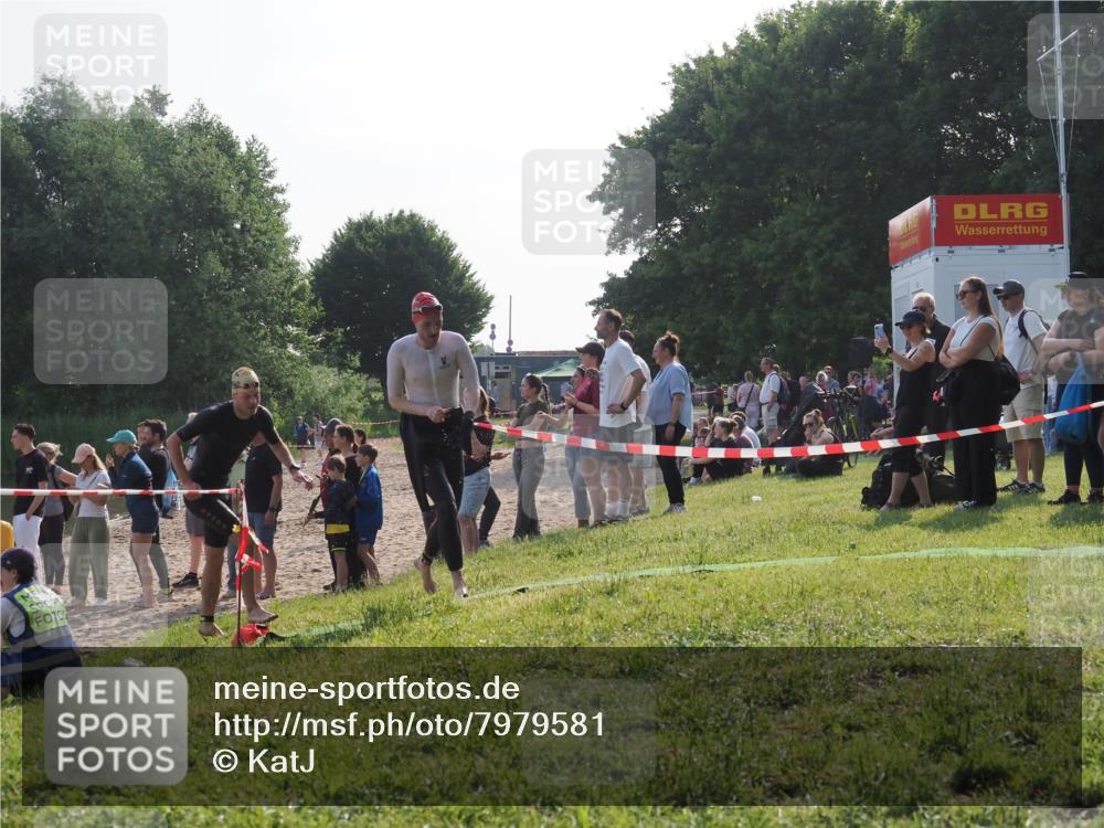 15.06.2025 - 27. Vierlanden-Triathlon KatJ http://msf.ph/oto/7979581 15.06.2025 08:43:35 Schwimmen 65, 74, 148 meine-sportfotos.de
