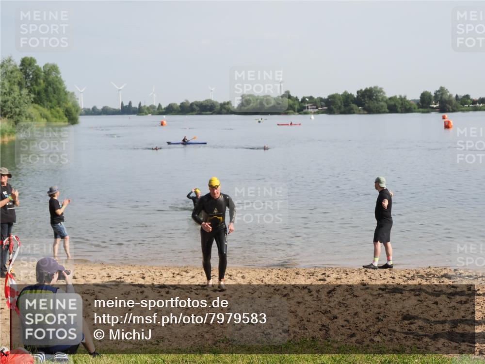 21.06.2025 - 27. Vierlanden-Triathlon MichiJ http://msf.ph/oto/7979583 15.06.2026 08:58:58 Schwimmen 208, 235, 236 meine-sportfotos.de