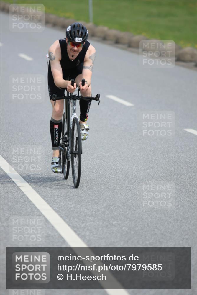 15.06.2025 - 27. Vierlanden-Triathlon H.Heesch http://msf.ph/oto/7979585 15.06.2025 10:33:58 Radfahren 49, 132, 299, 308, 361, 543 meine-sportfotos.de