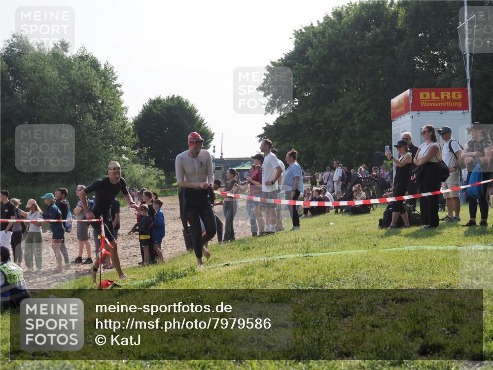 15.06.2025 - 27. Vierlanden-Triathlon KatJ http://msf.ph/oto/7979586 15.06.2025 08:43:35 Schwimmen 65, 74, 148 meine-sportfotos.de