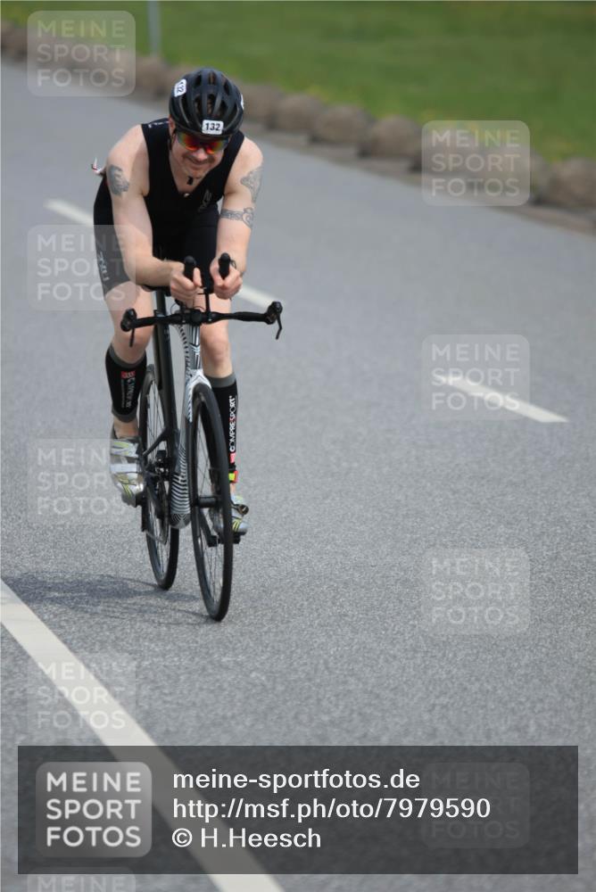 15.06.2025 - 27. Vierlanden-Triathlon H.Heesch http://msf.ph/oto/7979590 15.06.2025 10:33:58 Radfahren 49, 132, 299, 308, 361, 543 meine-sportfotos.de