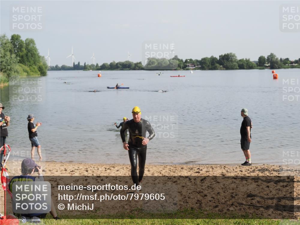 21.06.2025 - 27. Vierlanden-Triathlon MichiJ http://msf.ph/oto/7979605 15.06.2026 08:58:59 Schwimmen 208, 235, 236 meine-sportfotos.de