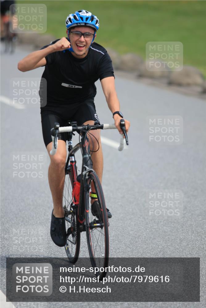 15.06.2025 - 27. Vierlanden-Triathlon H.Heesch http://msf.ph/oto/7979616 15.06.2025 10:34:03 Radfahren 299, 308, 361, 543 meine-sportfotos.de