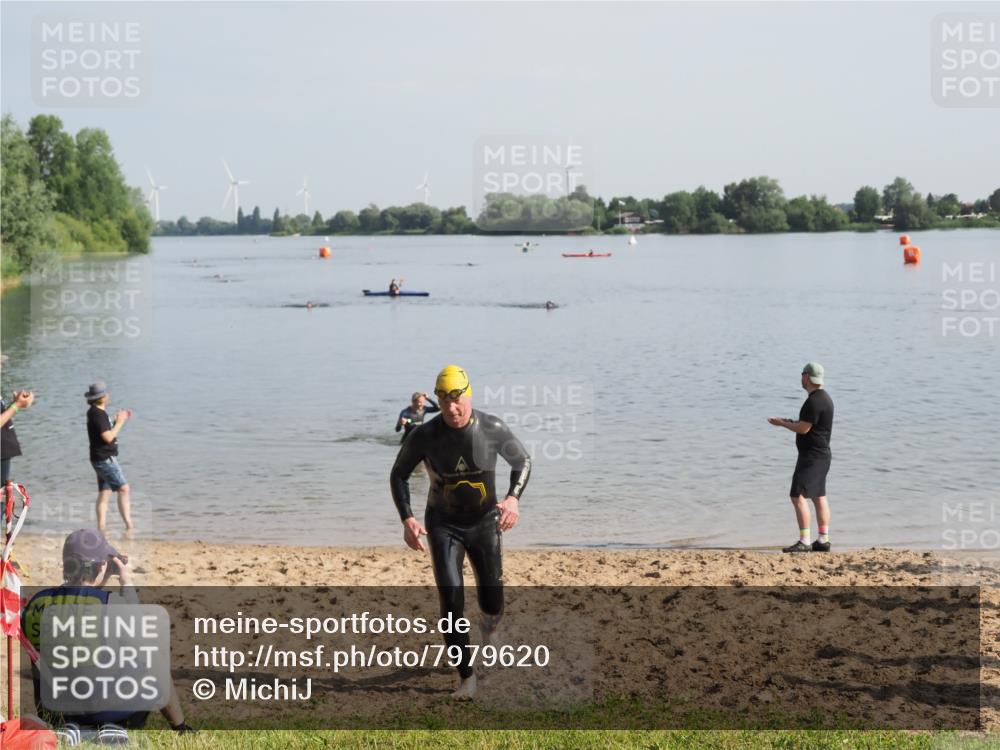 21.06.2025 - 27. Vierlanden-Triathlon MichiJ http://msf.ph/oto/7979620 15.06.2026 08:59:00 Schwimmen 208, 235, 236 meine-sportfotos.de