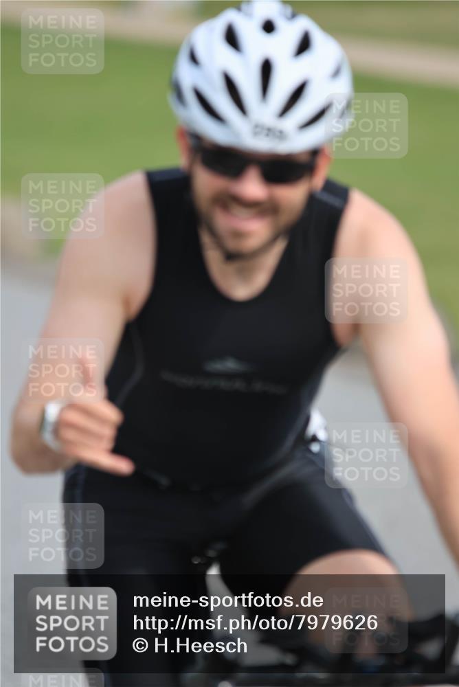 15.06.2025 - 27. Vierlanden-Triathlon H.Heesch http://msf.ph/oto/7979626 15.06.2025 10:34:06 Radfahren 299, 308, 361 meine-sportfotos.de