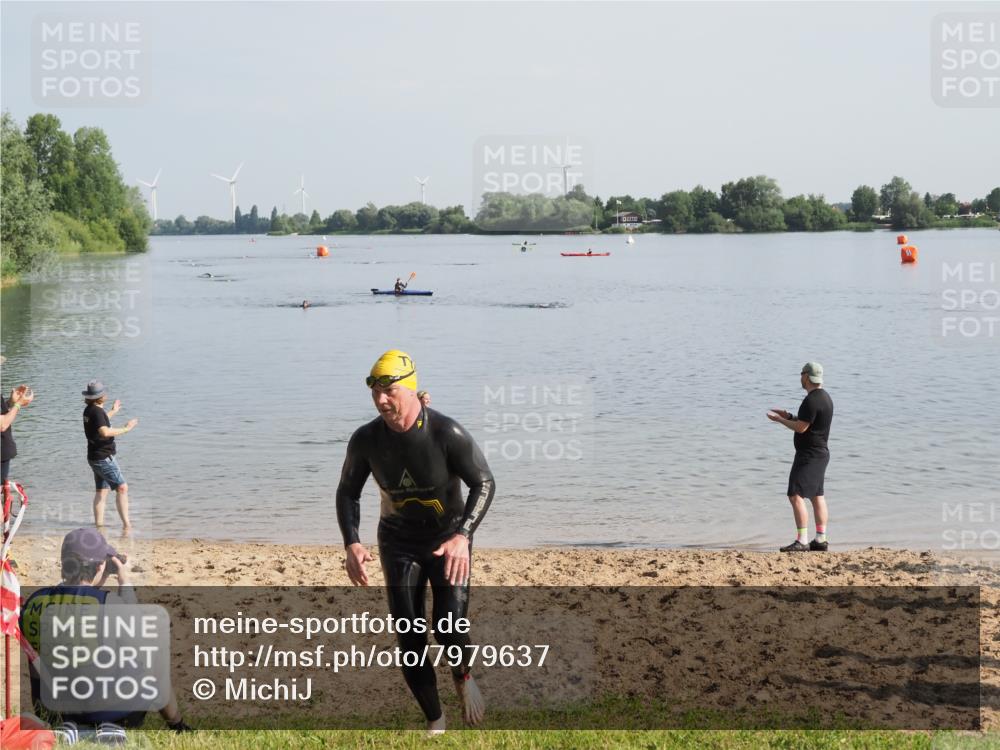 21.06.2025 - 27. Vierlanden-Triathlon MichiJ http://msf.ph/oto/7979637 15.06.2026 08:59:01 Schwimmen 208, 227, 235 meine-sportfotos.de