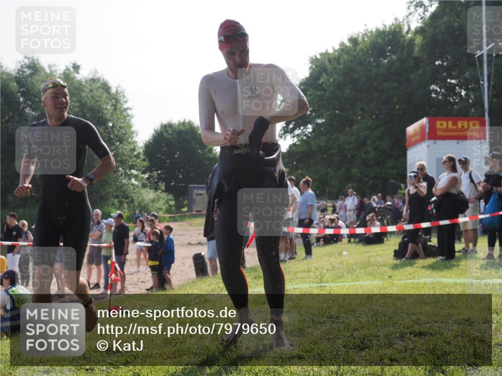 15.06.2025 - 27. Vierlanden-Triathlon KatJ http://msf.ph/oto/7979650 15.06.2025 08:43:38 Schwimmen 32, 65, 74 meine-sportfotos.de