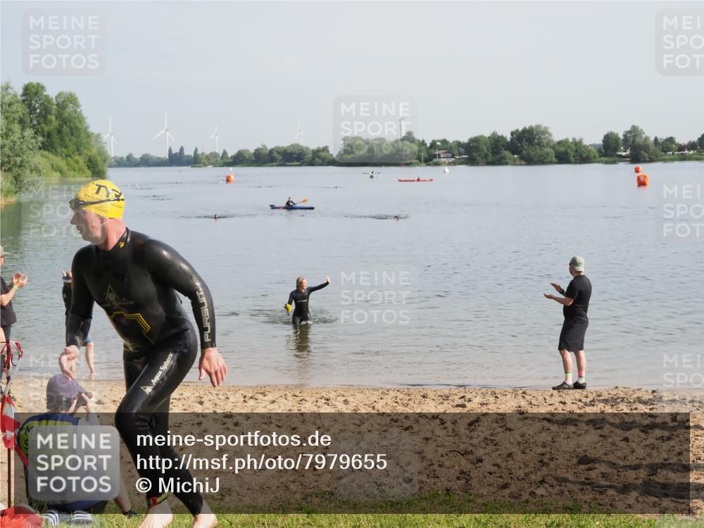 21.06.2025 - 27. Vierlanden-Triathlon MichiJ http://msf.ph/oto/7979655 15.06.2026 08:59:02 Schwimmen 227, 235 meine-sportfotos.de