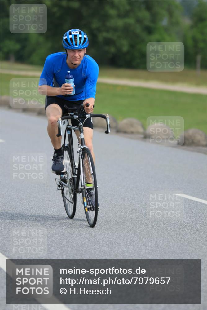 15.06.2025 - 27. Vierlanden-Triathlon H.Heesch http://msf.ph/oto/7979657 15.06.2025 10:35:04 Radfahren 45, 122, 128, 137, 316, 330 meine-sportfotos.de