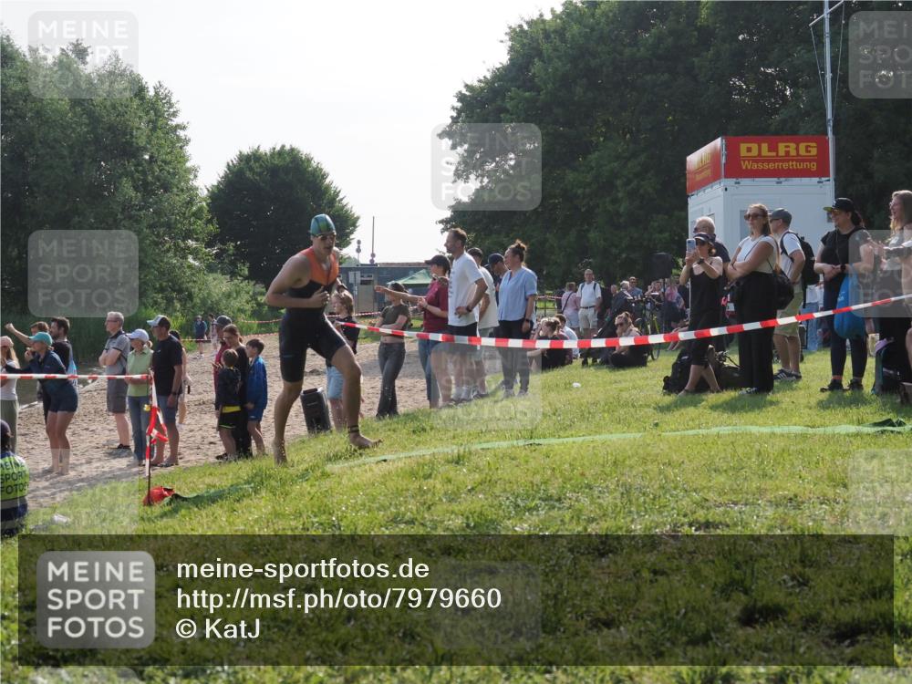 15.06.2025 - 27. Vierlanden-Triathlon KatJ http://msf.ph/oto/7979660 15.06.2025 08:43:43 Schwimmen 32, 65, 74 meine-sportfotos.de