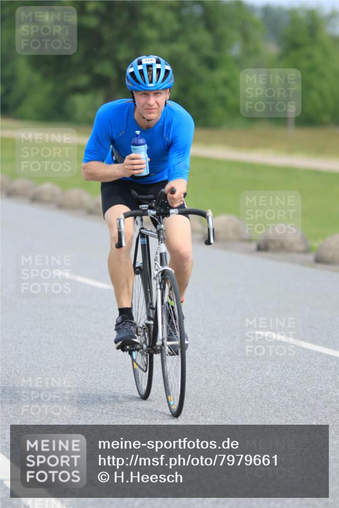 15.06.2025 - 27. Vierlanden-Triathlon H.Heesch http://msf.ph/oto/7979661 15.06.2025 10:35:04 Radfahren 45, 122, 128, 137, 316, 330 meine-sportfotos.de