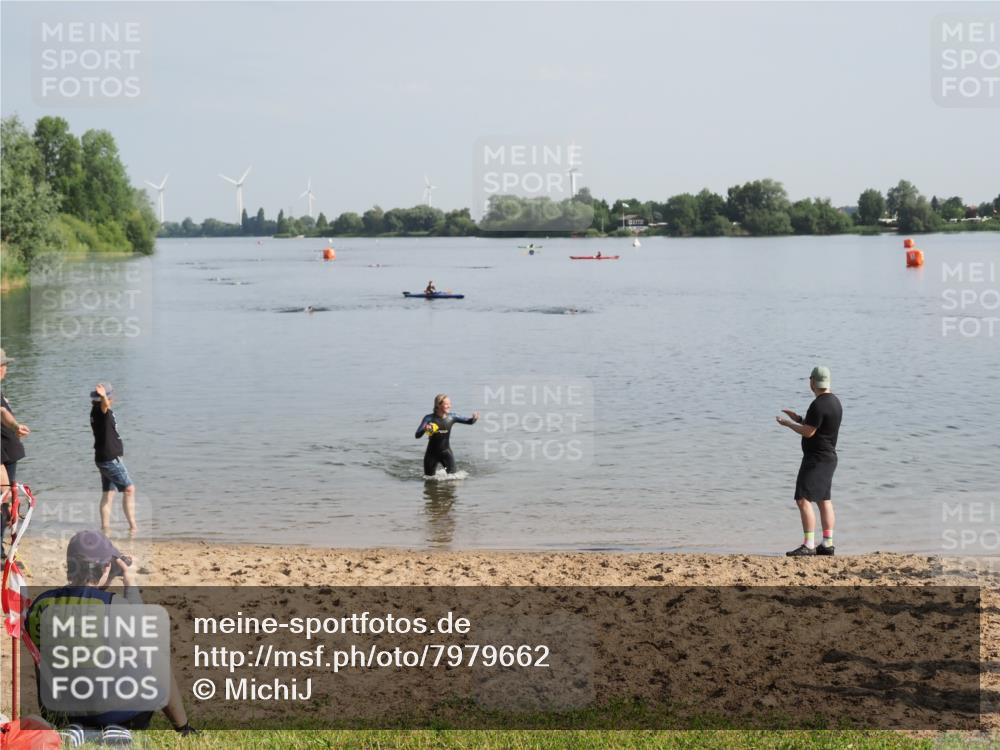 21.06.2025 - 27. Vierlanden-Triathlon MichiJ http://msf.ph/oto/7979662 15.06.2026 08:59:03 Schwimmen 227, 235 meine-sportfotos.de