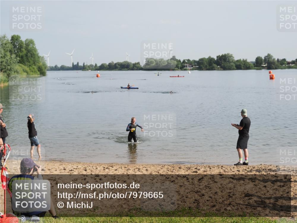 21.06.2025 - 27. Vierlanden-Triathlon MichiJ http://msf.ph/oto/7979665 15.06.2026 08:59:03 Schwimmen 227, 235 meine-sportfotos.de