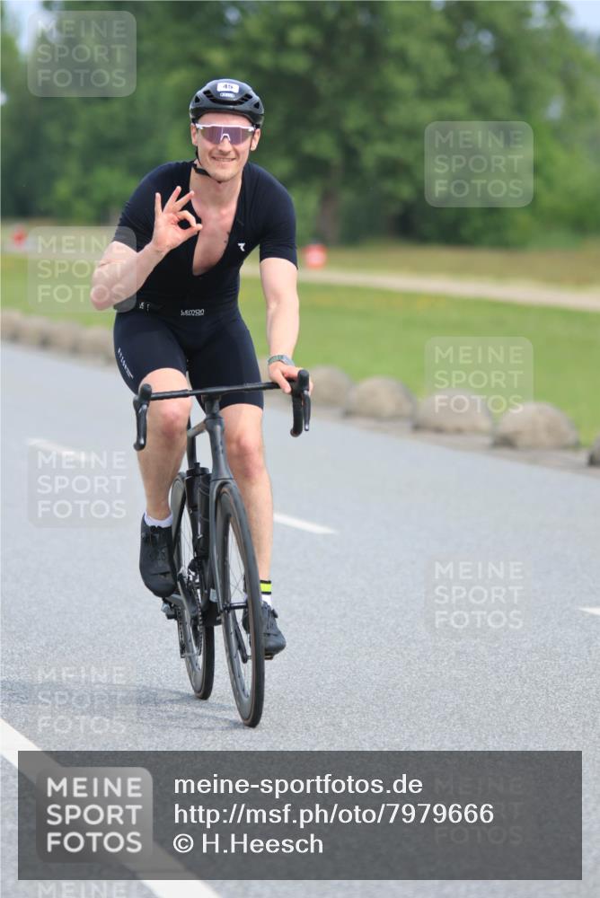 15.06.2025 - 27. Vierlanden-Triathlon H.Heesch http://msf.ph/oto/7979666 15.06.2025 10:35:05 Radfahren 45, 122, 128, 137, 316, 330 meine-sportfotos.de