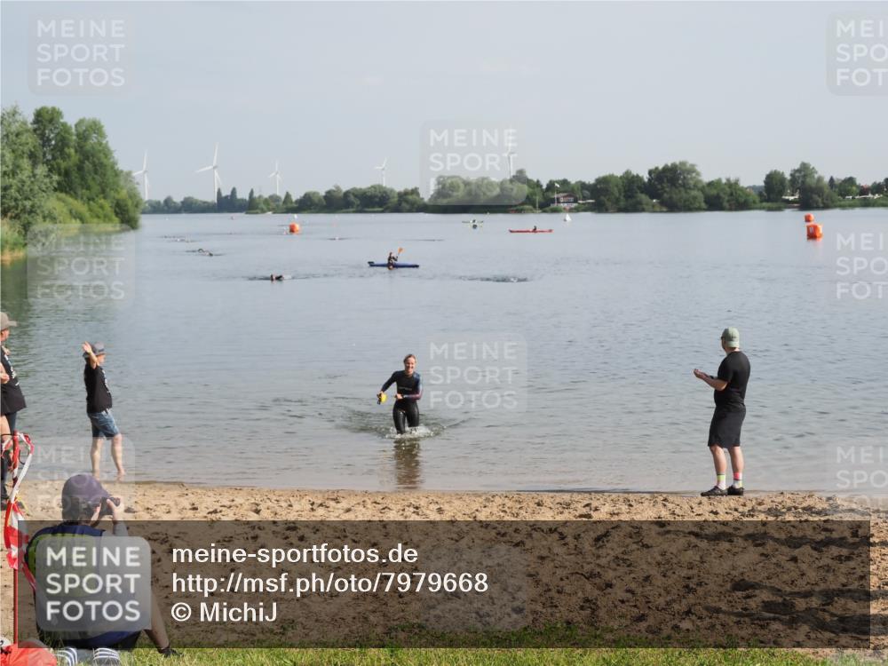 21.06.2025 - 27. Vierlanden-Triathlon MichiJ http://msf.ph/oto/7979668 15.06.2026 08:59:04 Schwimmen 227, 235 meine-sportfotos.de