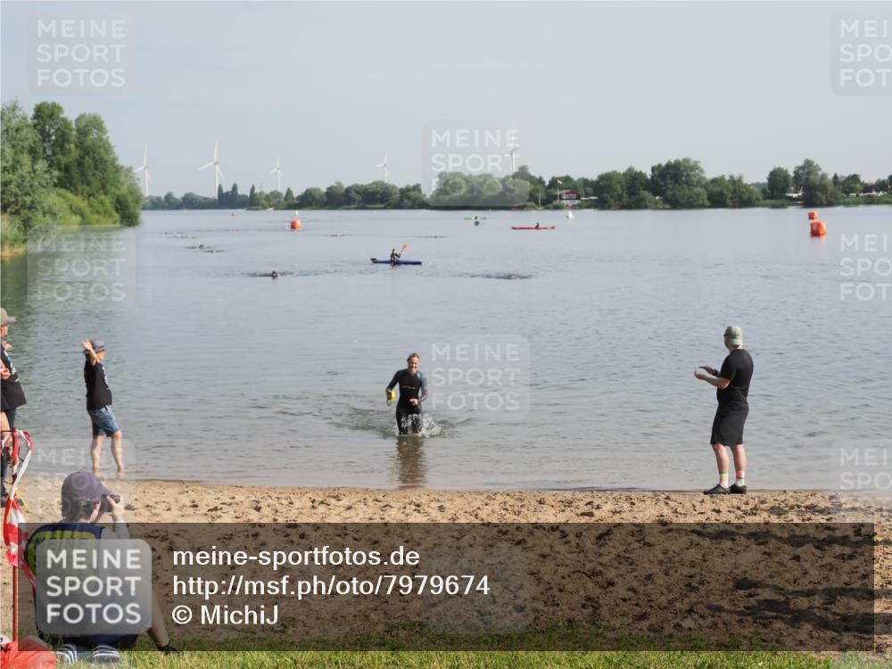 21.06.2025 - 27. Vierlanden-Triathlon MichiJ http://msf.ph/oto/7979674 15.06.2026 08:59:04 Schwimmen 227, 235 meine-sportfotos.de