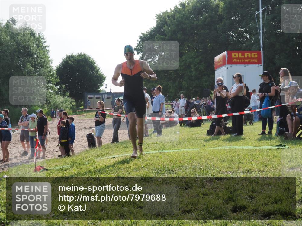 15.06.2025 - 27. Vierlanden-Triathlon KatJ http://msf.ph/oto/7979688 15.06.2025 08:43:44 Schwimmen 32, 65, 74 meine-sportfotos.de