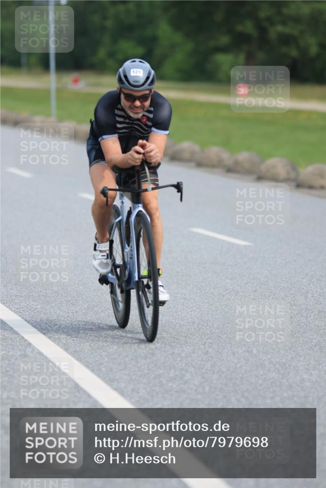 15.06.2025 - 27. Vierlanden-Triathlon H.Heesch http://msf.ph/oto/7979698 15.06.2025 10:35:19 Radfahren 26, 121, 213, 251, 268, 336 meine-sportfotos.de