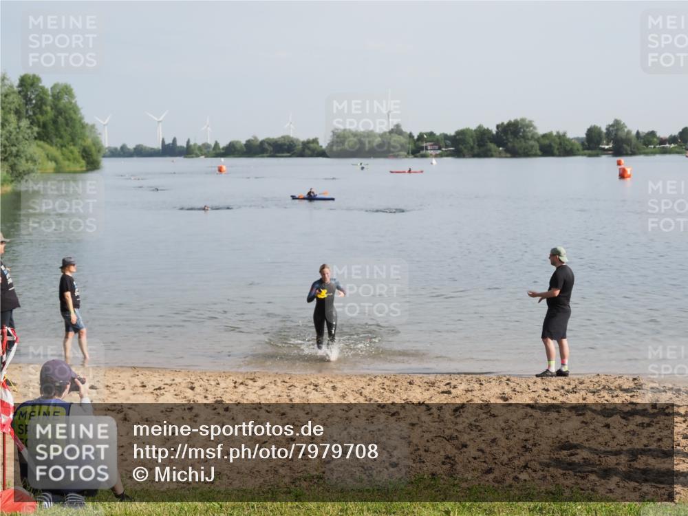 21.06.2025 - 27. Vierlanden-Triathlon MichiJ http://msf.ph/oto/7979708 15.06.2026 08:59:06 Schwimmen 227, 235 meine-sportfotos.de